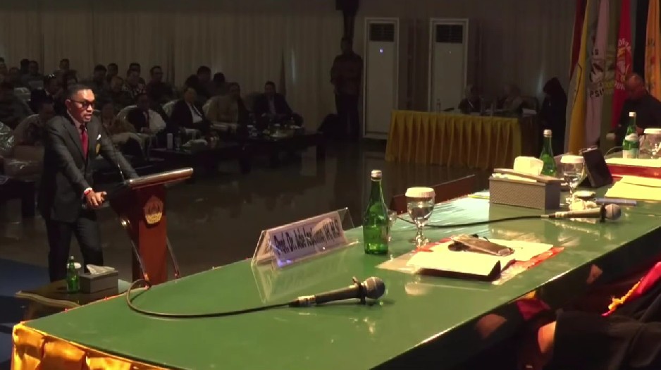 Lulus doktor dengan IPK 3,95, 9 potret Ahmad Sahroni saat jalani sidang disertasi ini tuai sorotan