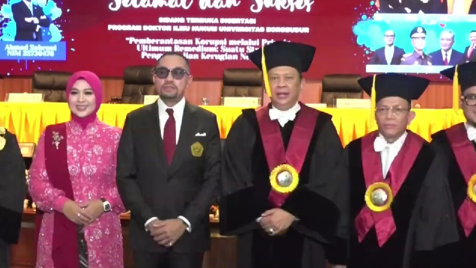 Lulus doktor dengan IPK 3,95, 9 potret Ahmad Sahroni saat jalani sidang disertasi ini tuai sorotan