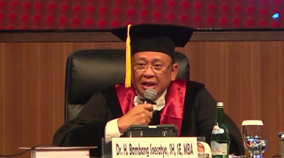 Lulus doktor dengan IPK 3,95, 9 potret Ahmad Sahroni saat jalani sidang disertasi ini tuai sorotan