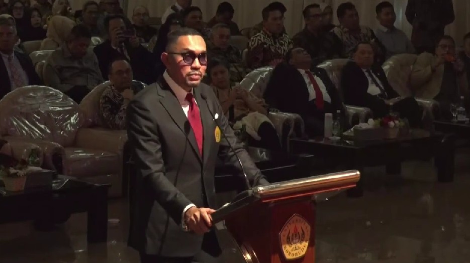 Lulus doktor dengan IPK 3,95, 9 potret Ahmad Sahroni saat jalani sidang disertasi ini tuai sorotan