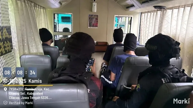 9 Potret Ammar Zoni dipindah ke Nusakambangan usai kasus narkoba di lapas, wajah tertutup dan diborgol