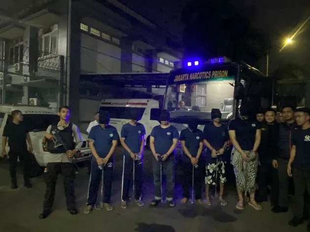 9 Potret Ammar Zoni dipindah ke Nusakambangan usai kasus narkoba di lapas, wajah tertutup dan diborgol