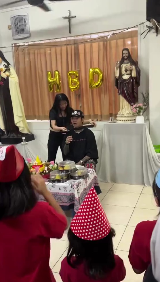 7 Potret Reza Arap dapat kejutan ultah ke-38, rayakan pesta sederhana bareng anak panti asuhan