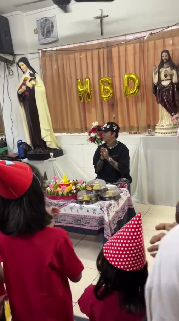 7 Potret Reza Arap dapat kejutan ultah ke-38, rayakan pesta sederhana bareng anak panti asuhan