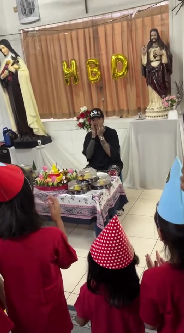 7 Potret Reza Arap dapat kejutan ultah ke-38, rayakan pesta sederhana bareng anak panti asuhan