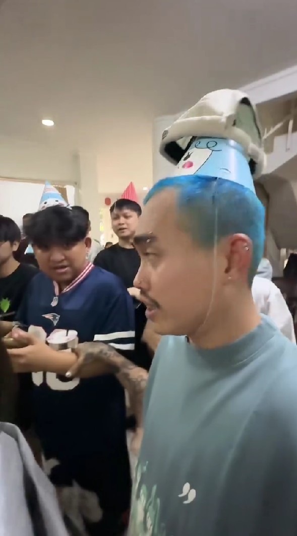 7 Potret Reza Arap dapat kejutan ultah ke-38, rayakan pesta sederhana bareng anak panti asuhan