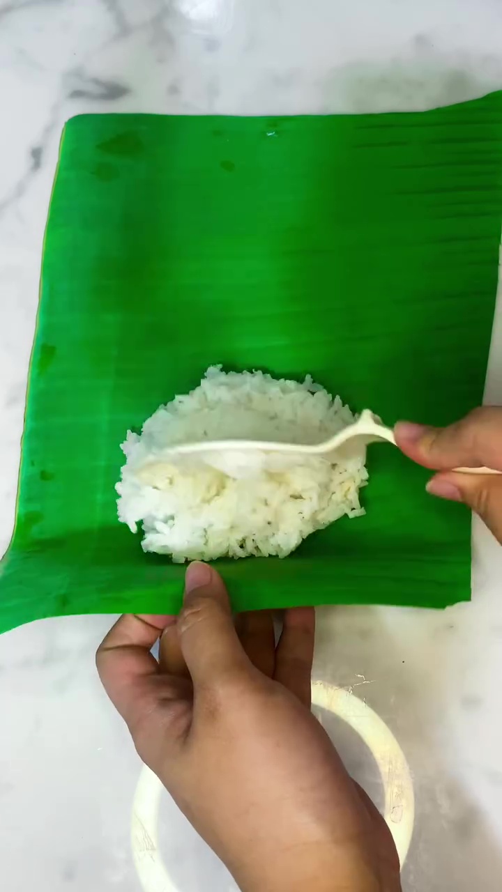 Ingin buat lontong daun pisang tanpa presto? Coba trik ini biar pulen dan hemat gas cuma 30 menit