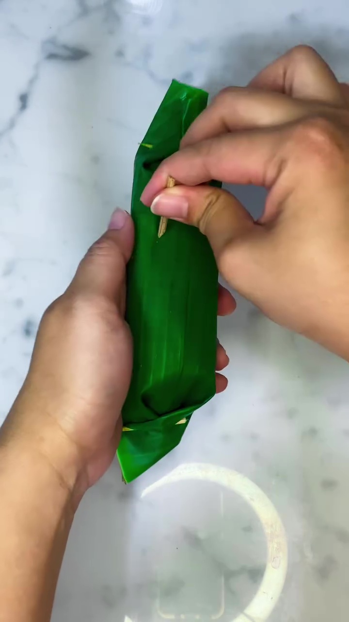 Ingin buat lontong daun pisang tanpa presto? Coba trik ini biar pulen dan hemat gas cuma 30 menit