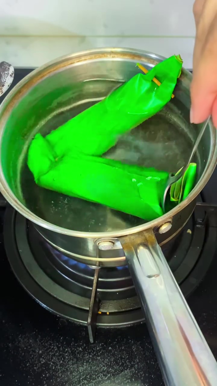 Ingin buat lontong daun pisang tanpa presto? Coba trik ini biar pulen dan hemat gas cuma 30 menit