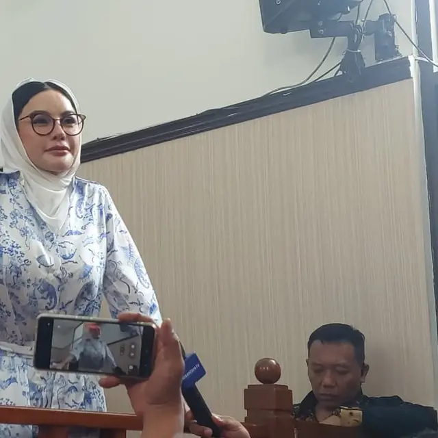 Ditegur kurang sopan oleh jaksa, Nikita Mirzani tampil berhijab saat bacakan nota pembelaan