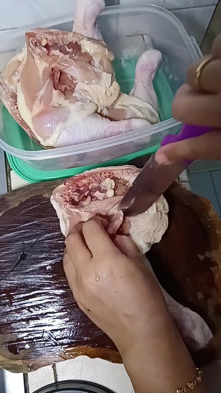 Jangan cuma bersihkan darahnya, bagian ini juga harus dibuang jika ingin daging ayam bebas bau amis