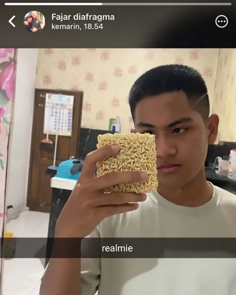9 Status lucu WhatsApp terbaru ini nggak cuma bikin ngakak tapi juga geleng kepala, makin absrud