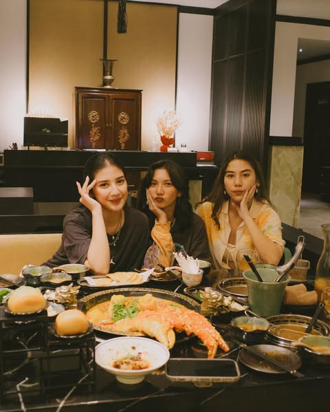 Dikenal dengan sosok introvert, ternyata Sheila Dara punya geng pertemanan, ini 10 potret kompaknya