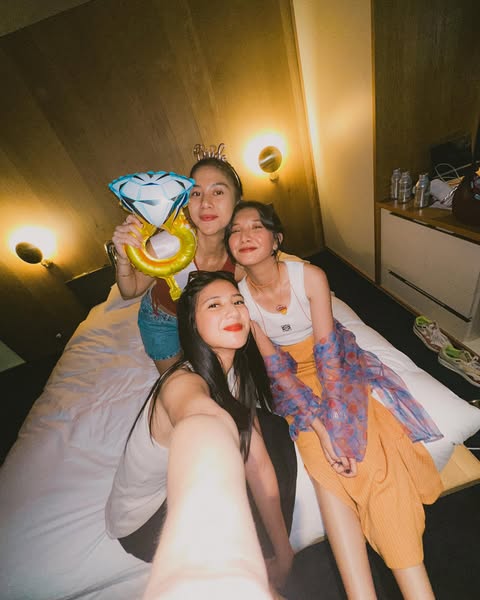 Dikenal dengan sosok introvert, ternyata Sheila Dara punya geng pertemanan, ini 10 potret kompaknya