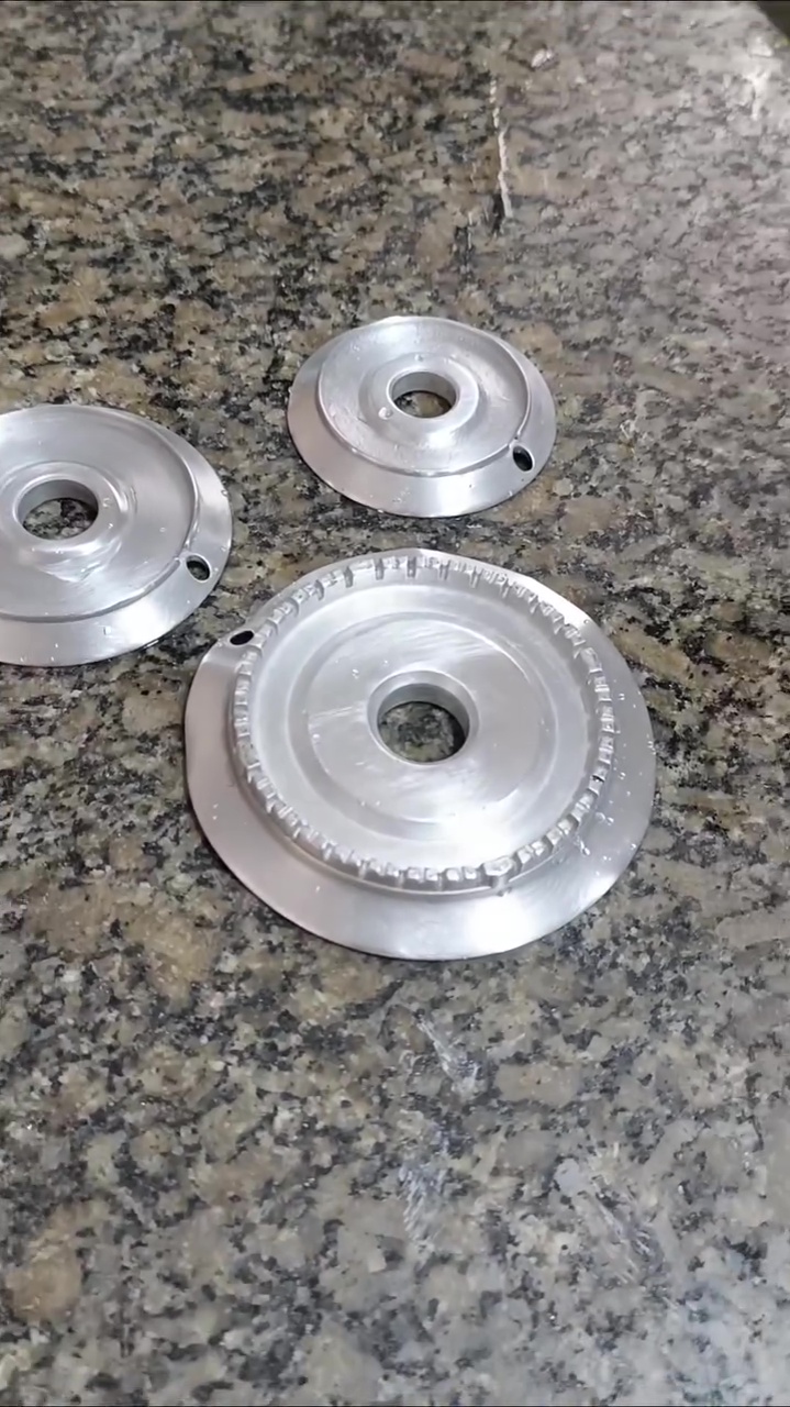 Tanpa direndam air panas semalaman, ini cara cepat bersihkan kerak burner kompor dengan 1 bahan dapur