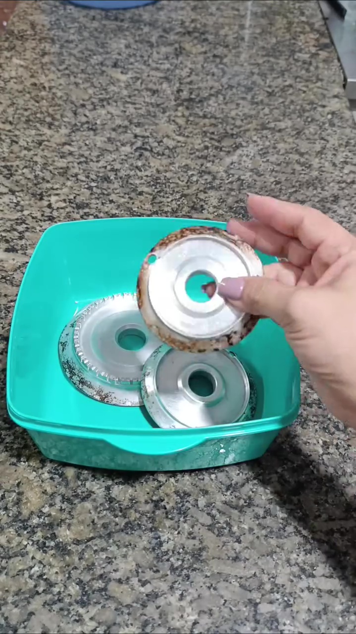 Tanpa direndam air panas semalaman, ini cara cepat bersihkan kerak burner kompor dengan 1 bahan dapur