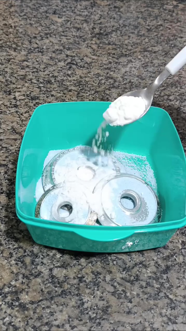 Tanpa direndam air panas semalaman, ini cara cepat bersihkan kerak burner kompor dengan 1 bahan dapur