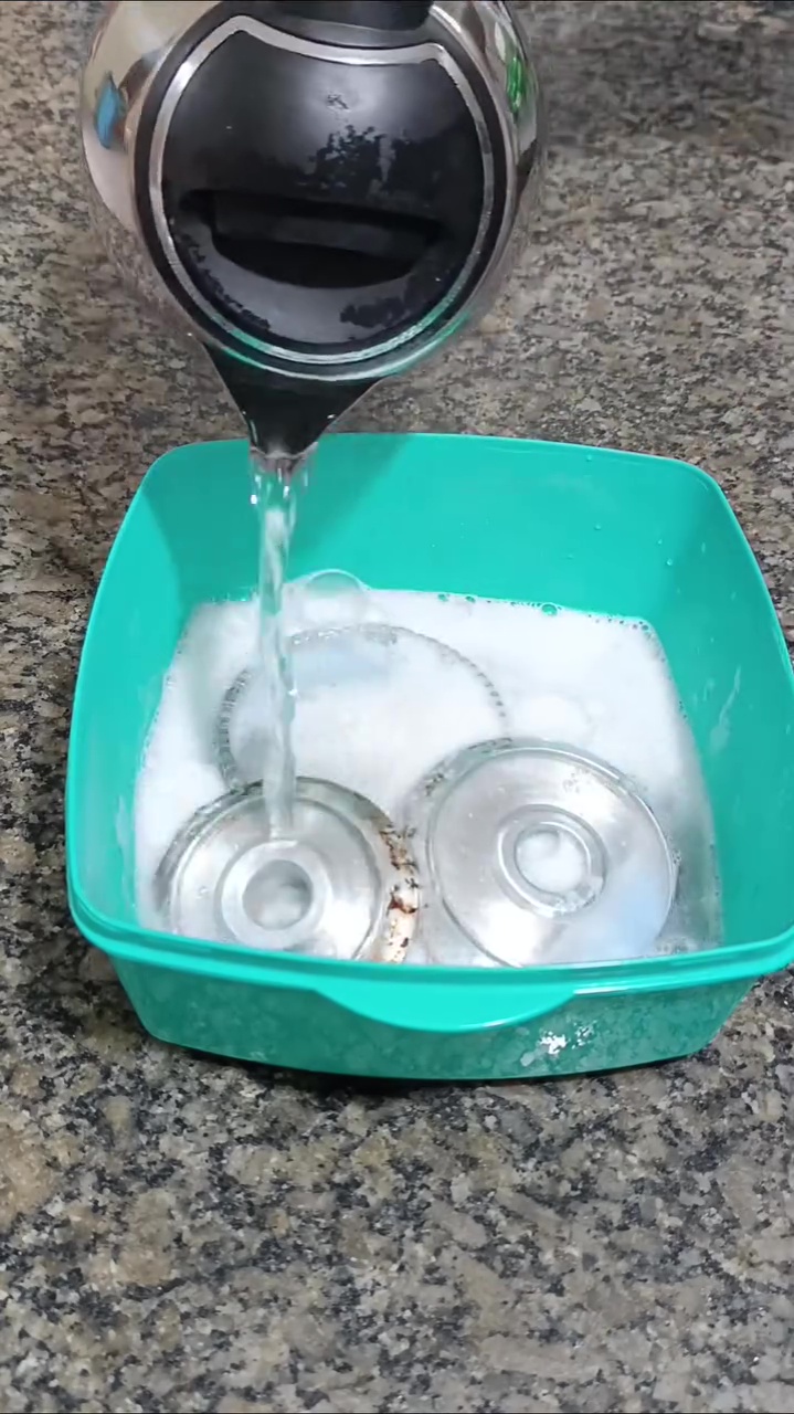 Tanpa direndam air panas semalaman, ini cara cepat bersihkan kerak burner kompor dengan 1 bahan dapur