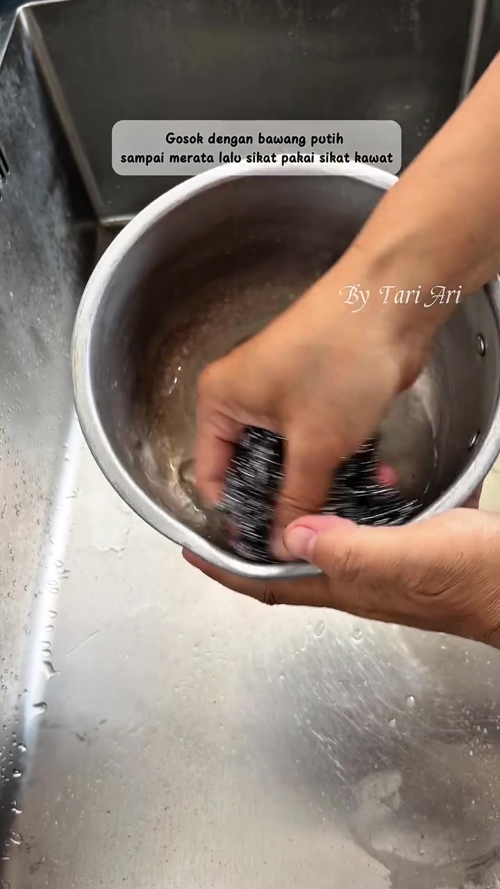 Tak biasa! Wanita ini pakai bawang putih untuk bersihkan kerak air di panci, begini cara pakainya