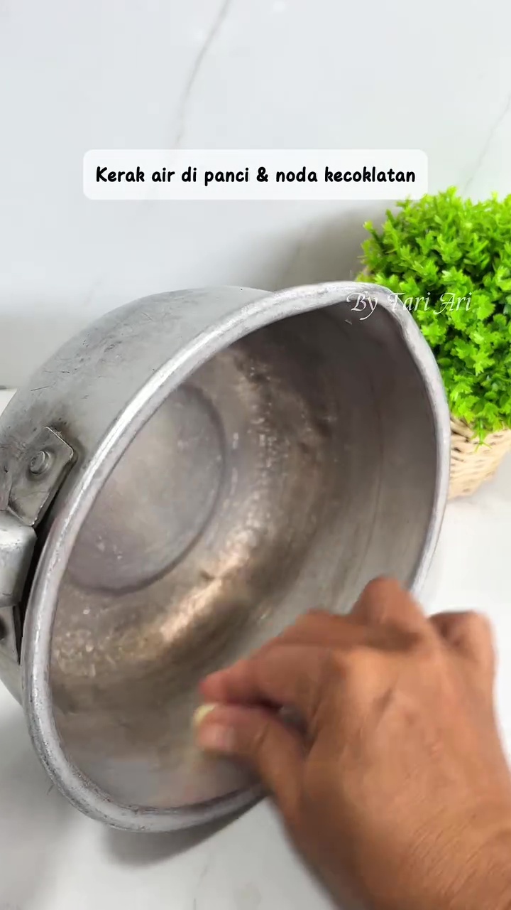 Tak biasa! Wanita ini pakai bawang putih untuk bersihkan kerak air di panci, begini cara pakainya