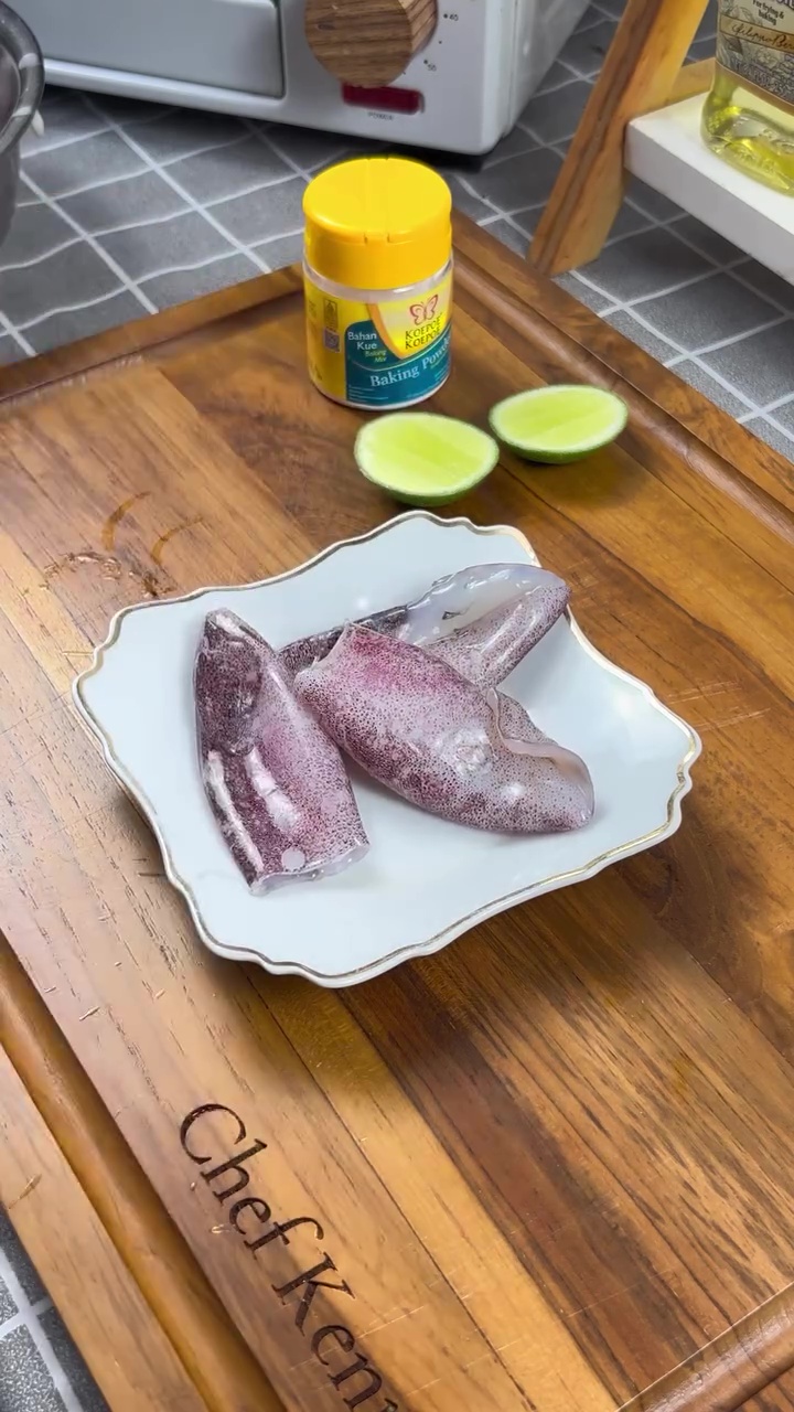 Asal simpan cumi bisa bikin baunya makin amis saat diolah, coba gunakan trik ini biar mudah dimasak