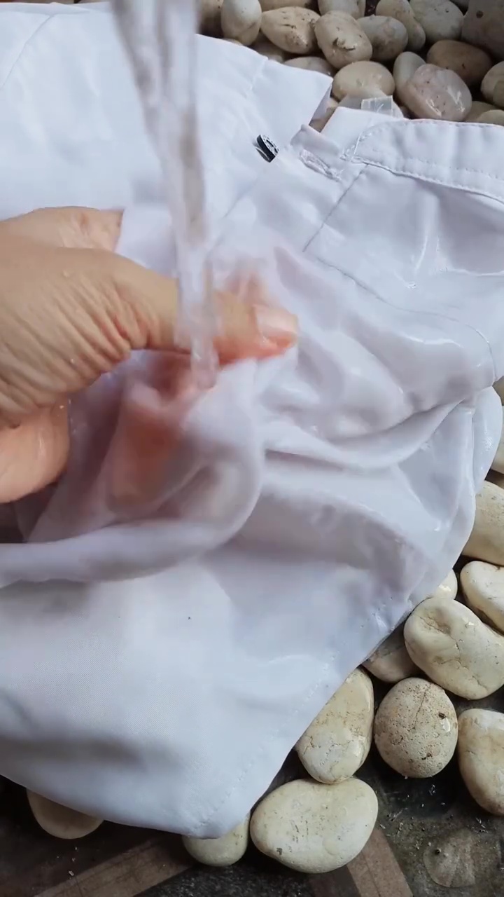 Seragam putih jadi kotor karena noda makanan? Segera cuci dengan 1 bahan dapur ini biar tak berbekas