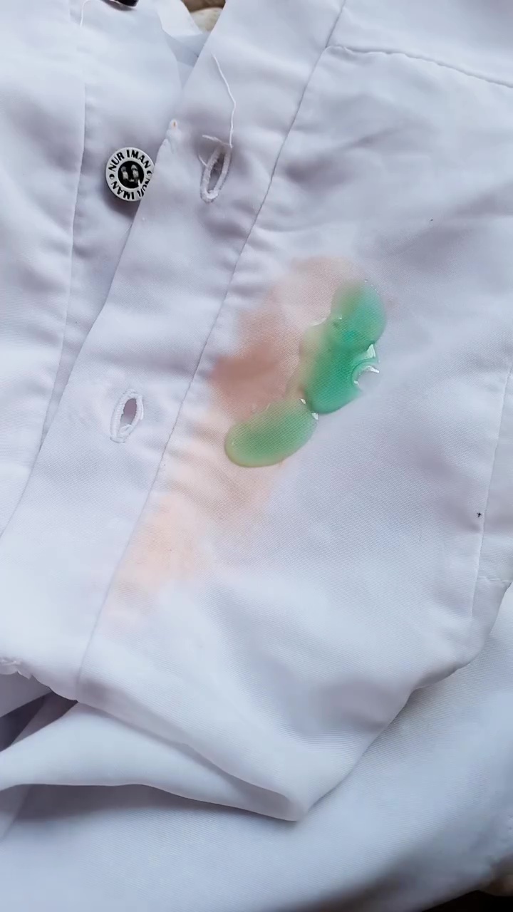 Seragam putih jadi kotor karena noda makanan? Segera cuci dengan 1 bahan dapur ini biar tak berbekas