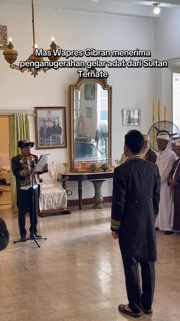 9 Potret Wapres Gibran dapat gelar bangsawan dari Kesultanan Ternate, diarak dengan tandu