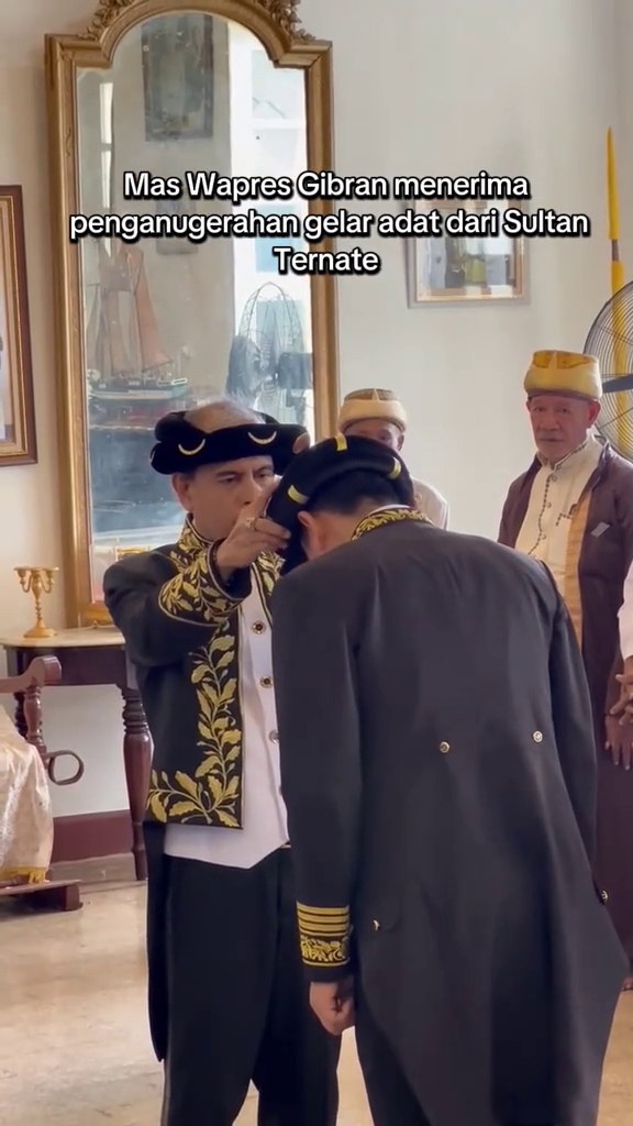 9 Potret Wapres Gibran dapat gelar bangsawan dari Kesultanan Ternate, diarak dengan tandu