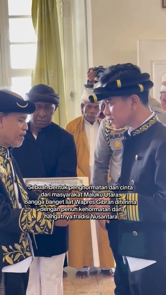 9 Potret Wapres Gibran dapat gelar bangsawan dari Kesultanan Ternate, diarak dengan tandu