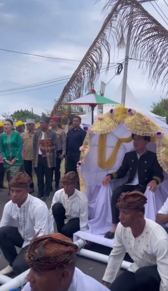 9 Potret Wapres Gibran dapat gelar bangsawan dari Kesultanan Ternate, diarak dengan tandu