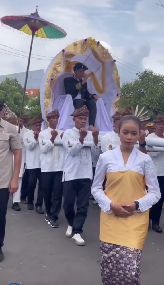 9 Potret Wapres Gibran dapat gelar bangsawan dari Kesultanan Ternate, diarak dengan tandu
