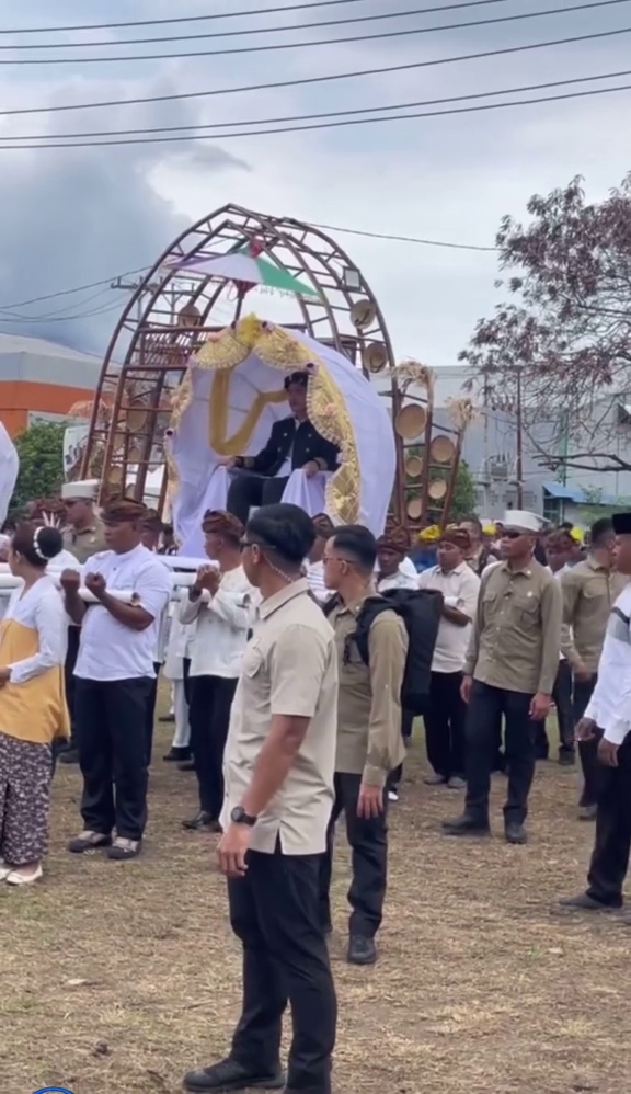 9 Potret Wapres Gibran dapat gelar bangsawan dari Kesultanan Ternate, diarak dengan tandu
