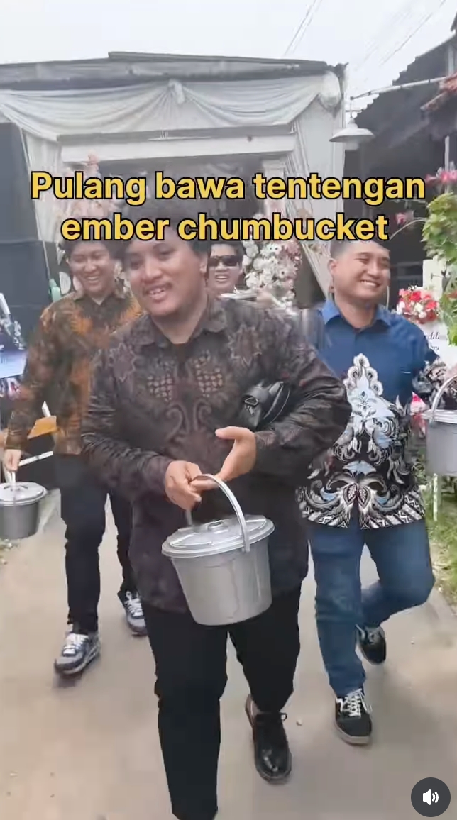 Pulang kondangan, rombongan cowok ini bawa pulang suvenir antimainstream, isinya bikin laper!