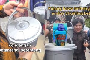 Pulang kondangan, rombongan cowok ini bawa pulang suvenir antimainstream, isinya bikin laper!