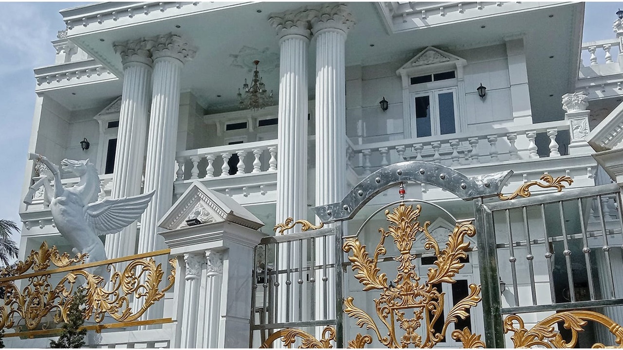 Penampakan ular nongkrong di depan pagar rumah mewah di Garut ini bikin gagal fokus, disangka patung