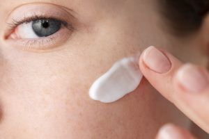 Kulit kasar dan penuh bintik? ini 11 rekomendasi sunscreen untuk kulit bruntusan di bawah Rp200 ribu