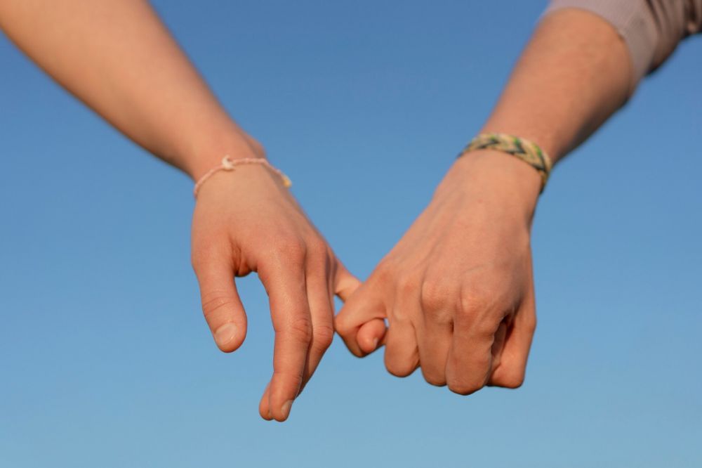 100 Kata-kata cinta bahasa Jawa halus 2025, cara romantis ungkapkan perasaan dengan sopan