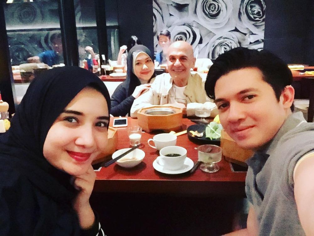 Beda budaya nggak masalah, 9 aktor ini tunjukkan hubungan akrab sama ayah mertua yang bikin salut