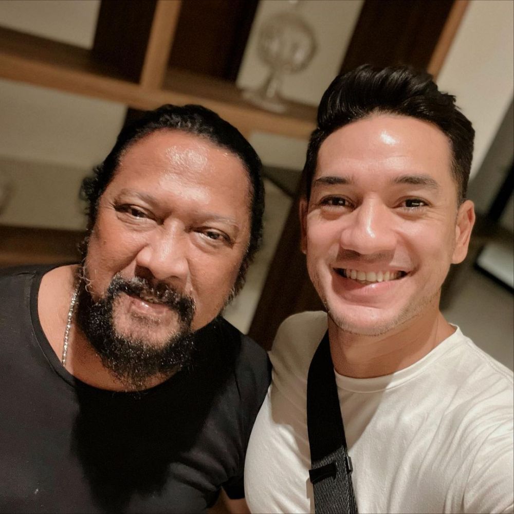 Beda budaya nggak masalah, 9 aktor ini tunjukkan hubungan akrab sama ayah mertua yang bikin salut