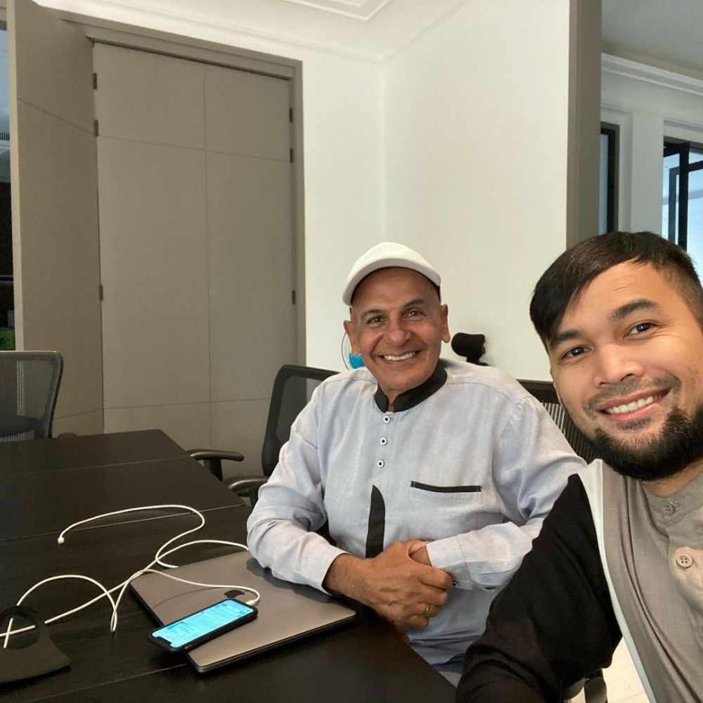 Beda budaya nggak masalah, 9 aktor ini tunjukkan hubungan akrab sama ayah mertua yang bikin salut