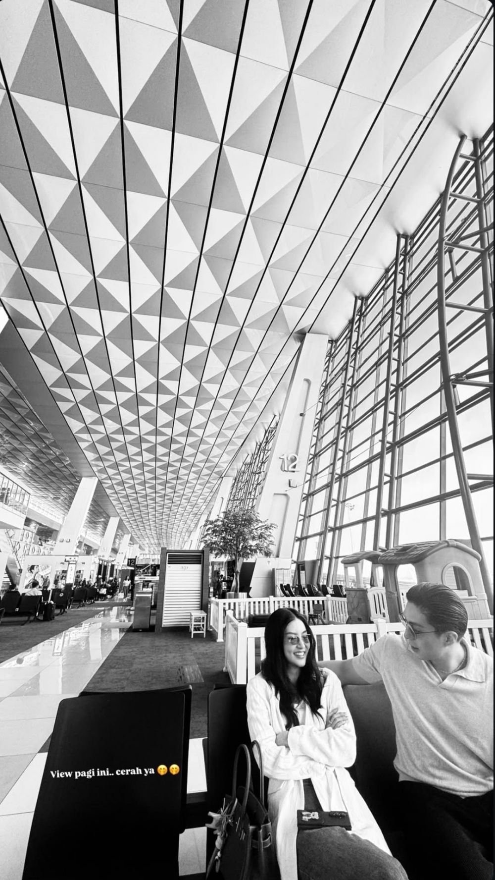 Sarwendah & Giorgio Antonio hadiri royal dinner di Solo berbusana adat, 9 potretnya bak bangsawan Jawa