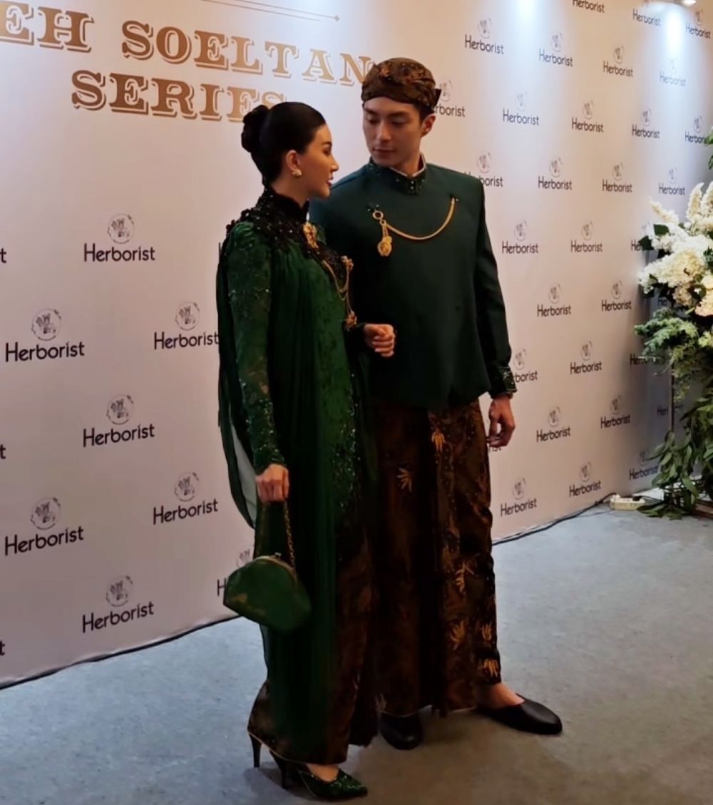 Sarwendah & Giorgio Antonio hadiri royal dinner di Solo berbusana adat, 9 potretnya bak bangsawan Jawa