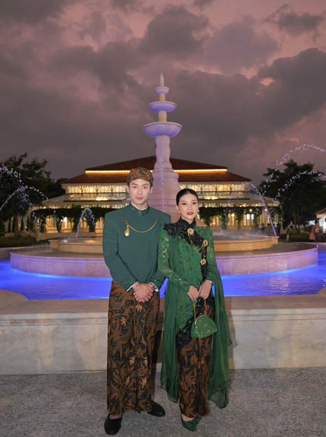 Sarwendah & Giorgio Antonio hadiri royal dinner di Solo berbusana adat, 9 potretnya bak bangsawan Jawa