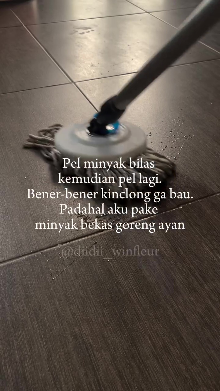 Kesat tanpa sabun, ini cara hemat bersihkan lantai licin berminyak pakai rebusan 1 ampas dapur