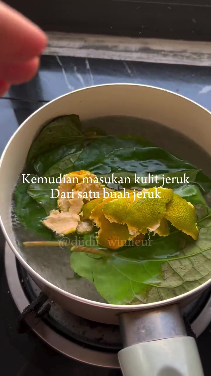 Kesat tanpa sabun, ini cara hemat bersihkan lantai licin berminyak pakai rebusan 1 ampas dapur