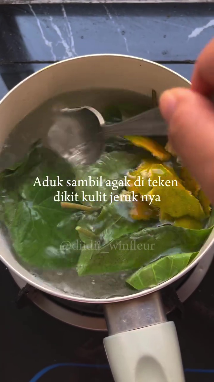 Kesat tanpa sabun, ini cara hemat bersihkan lantai licin berminyak pakai rebusan 1 ampas dapur