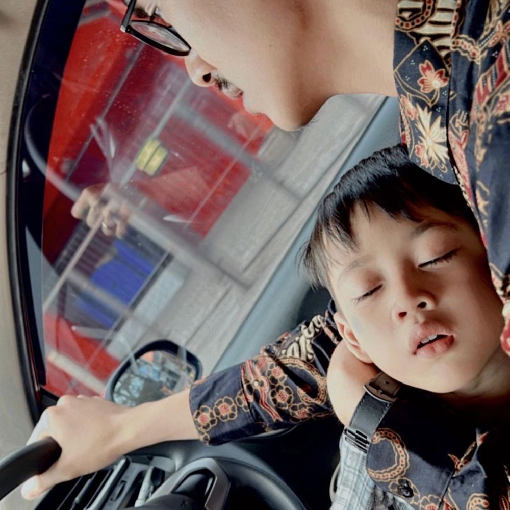 Disayang bak anak sendiri, begini 9 potret kedekatan Beni Mulyana kakak Lesty Kejora dan putra sambung