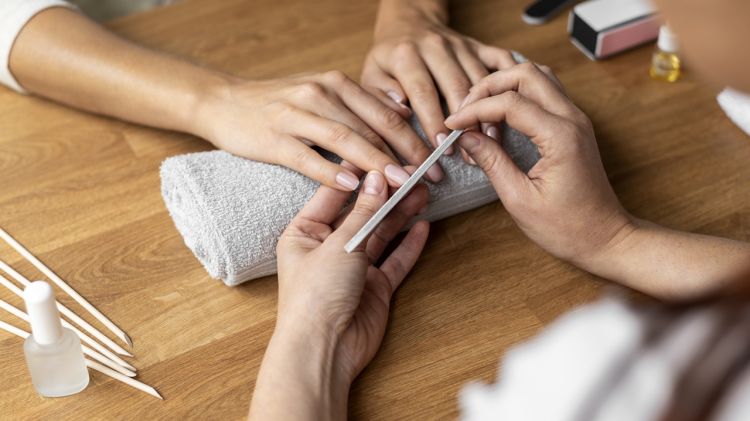 9 Cara merawat kuku yang rusak akibat nail art biar kembali sehat dan lentik pakai bahan alami