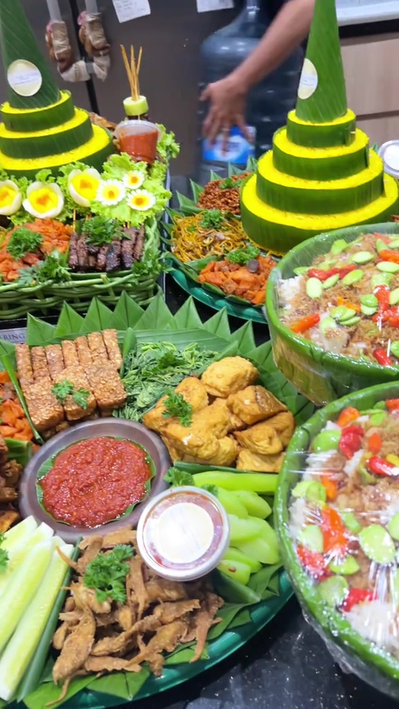 Proses di balik pembuatan kue dan tumpeng ulang tahun Prabowo ke-74, 9 potret detailnya ini ciamik